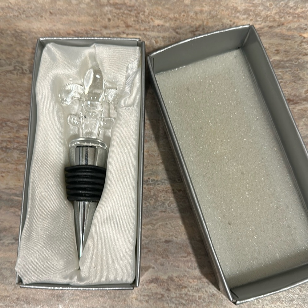 Fleur De Lis Glass wine stopper